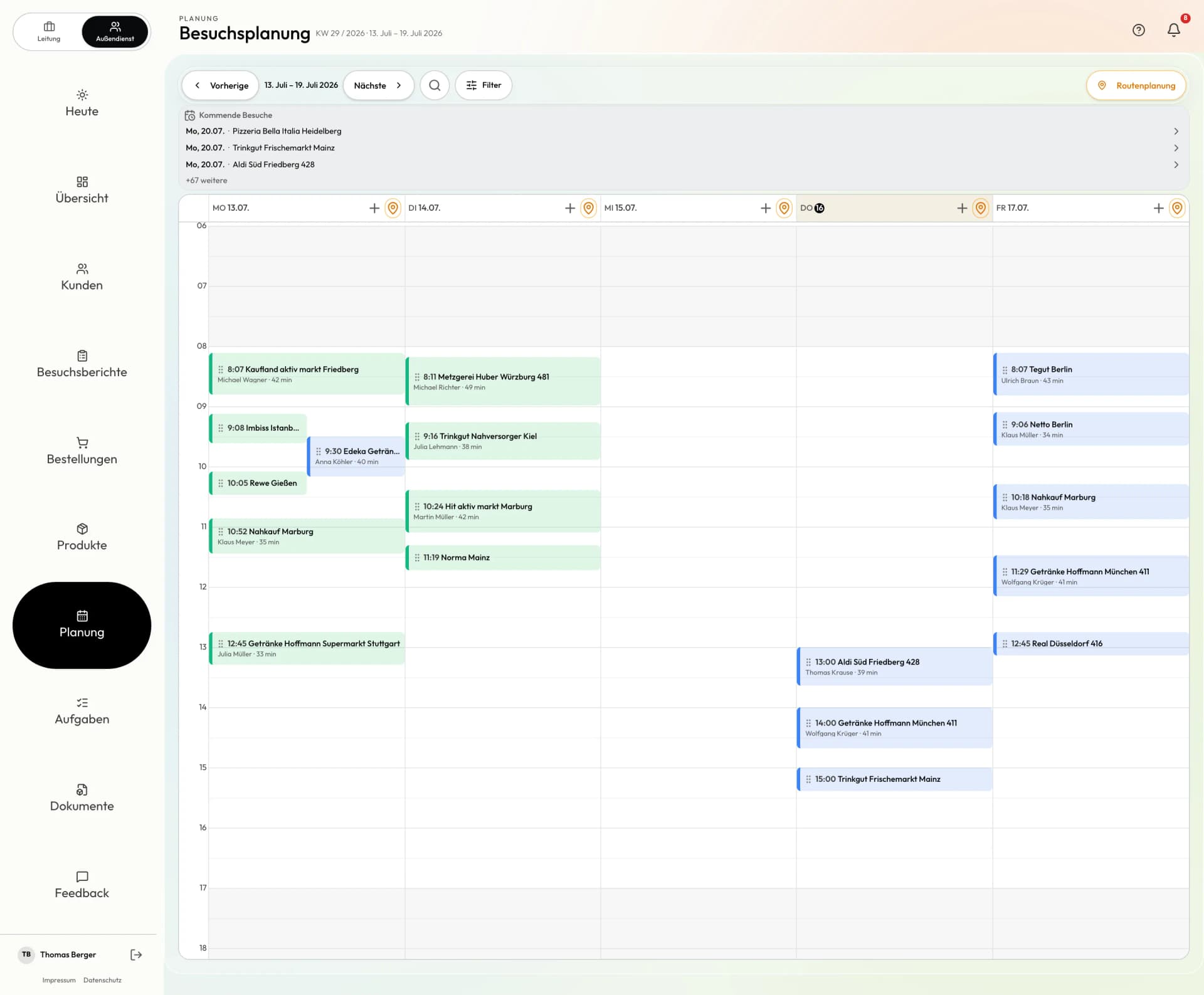 Screenshot Außendienstapp: Besuchsplanung als Wochenkalender mit fälligen Kunden, Drag-&-Drop-Terminen und Einstieg in die Routenoptimierung